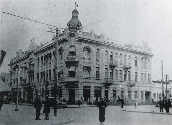 Figure 2: Hotel Moderne, flying the French flag, 1930s. The Cyrillic letters running down the corner frontage read “Kaspe” on the right-hand side and “Modern” on the left. Image courtesy Professor Dan Ben-Canaan archives collection—The Sino-Israel Research and Study Center, Heilongjiang University, School of Western Studies, Harbin