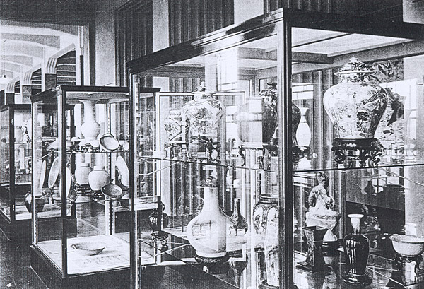 Figure 2: Categorisation of objects by their material properties and uses was commonplace in the Exhibition. From: “Chinese Art Exhibition,” photographer, J.T. Salmon, 19 April 1937, Reproduction from a black and white negative. Reproduced with permission from Te Papa Tongarewa/ The National Museum of New Zealand, Wellington, MA_B.005633